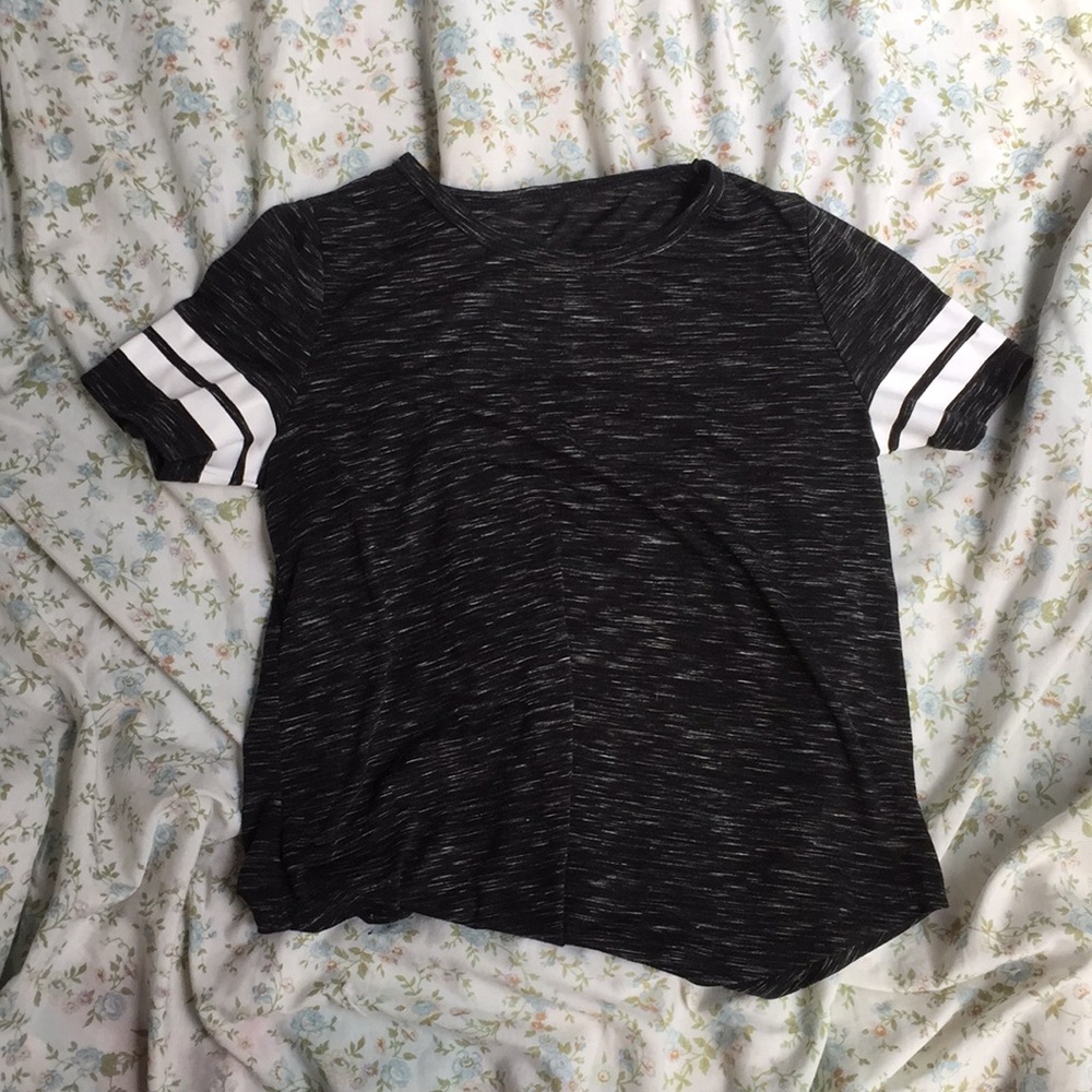 unbranded black tee ❤︎